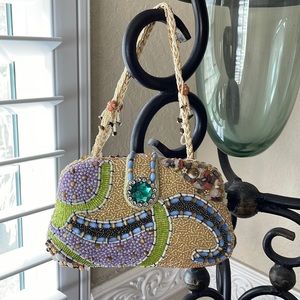Beaded small purse with exquisite detail!